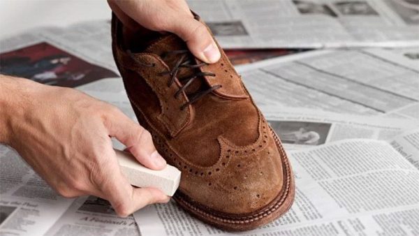 Dùng tẩy bút chì để loại bỏ vết bẩn trên giày da lộn