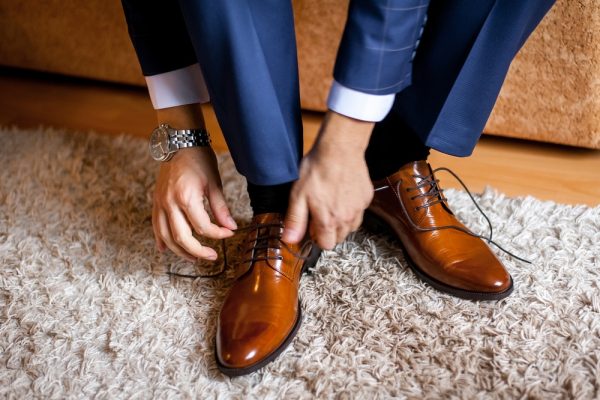 Để tránh giày bị bong tróc thì các quý ông cần để ý những điểm trên